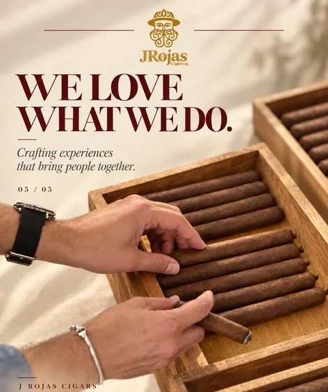 Manos colocando puros en una caja de madera